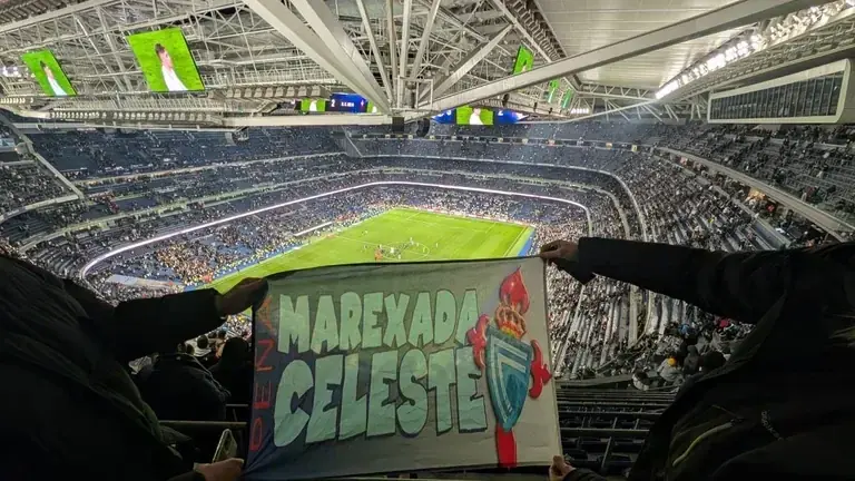 Pancarta de Marexada Celeste desplegada nas bancadas do Santiago Bernabéu