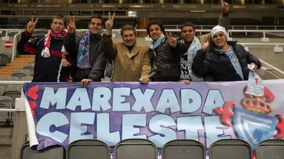 Peñistas de Marexada Celeste co pancarta da peña nas gradas de Newcastle